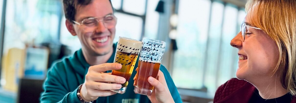 samen werken Samen genieten van een biertje aan de bar