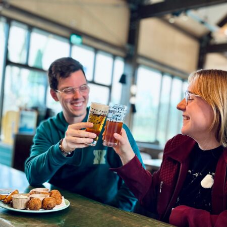 samen werken Samen genieten van een biertje aan de bar